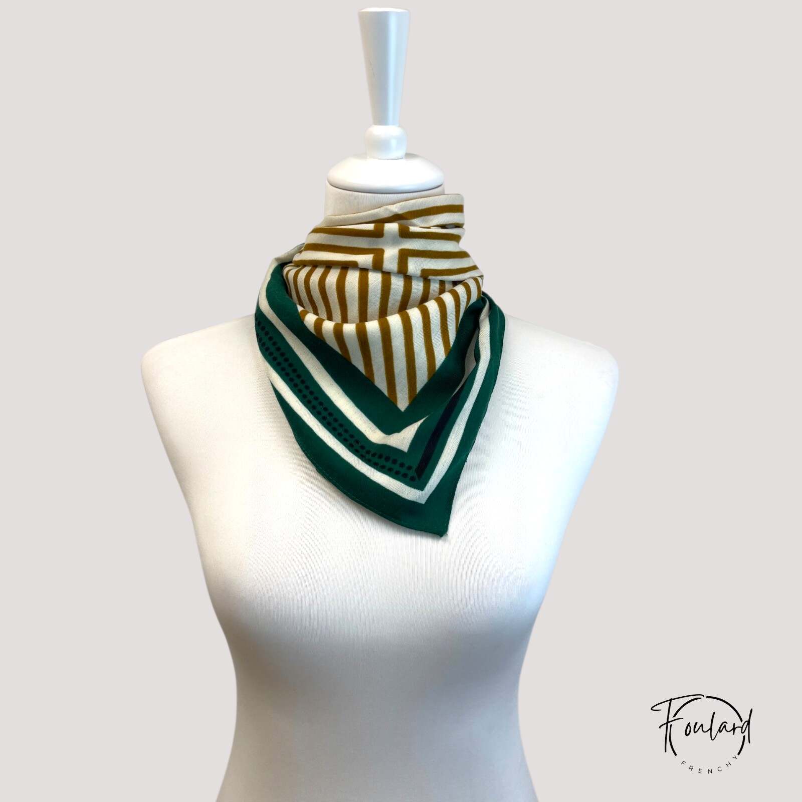 Foulard géométrique avec motifs labyrinthe doré et chevrons