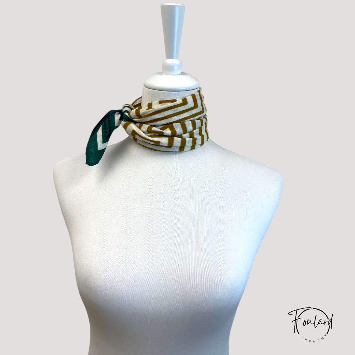 Détail des motifs chevrons vert sapin et noir sur foulard