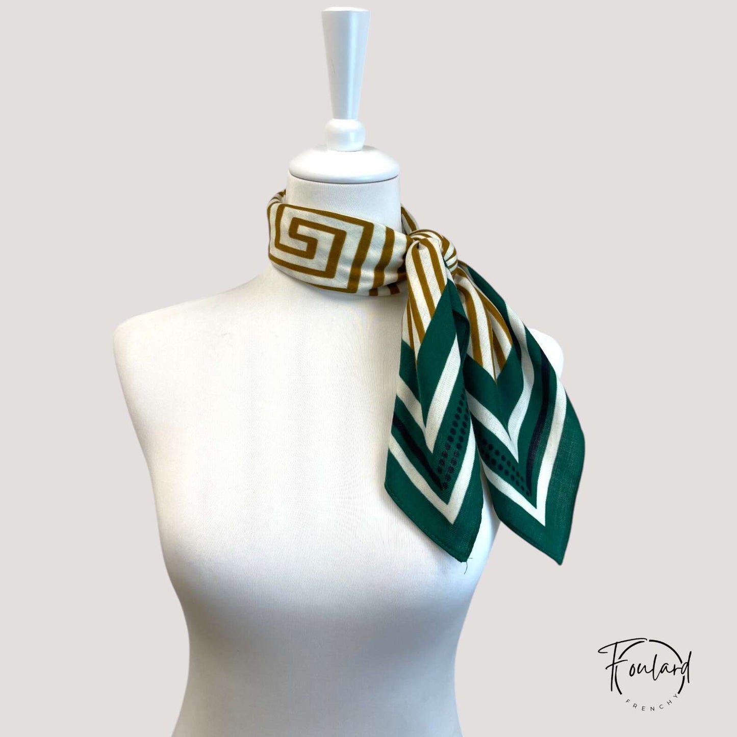 Foulard noué façon lavallière, motifs géométriques visibles