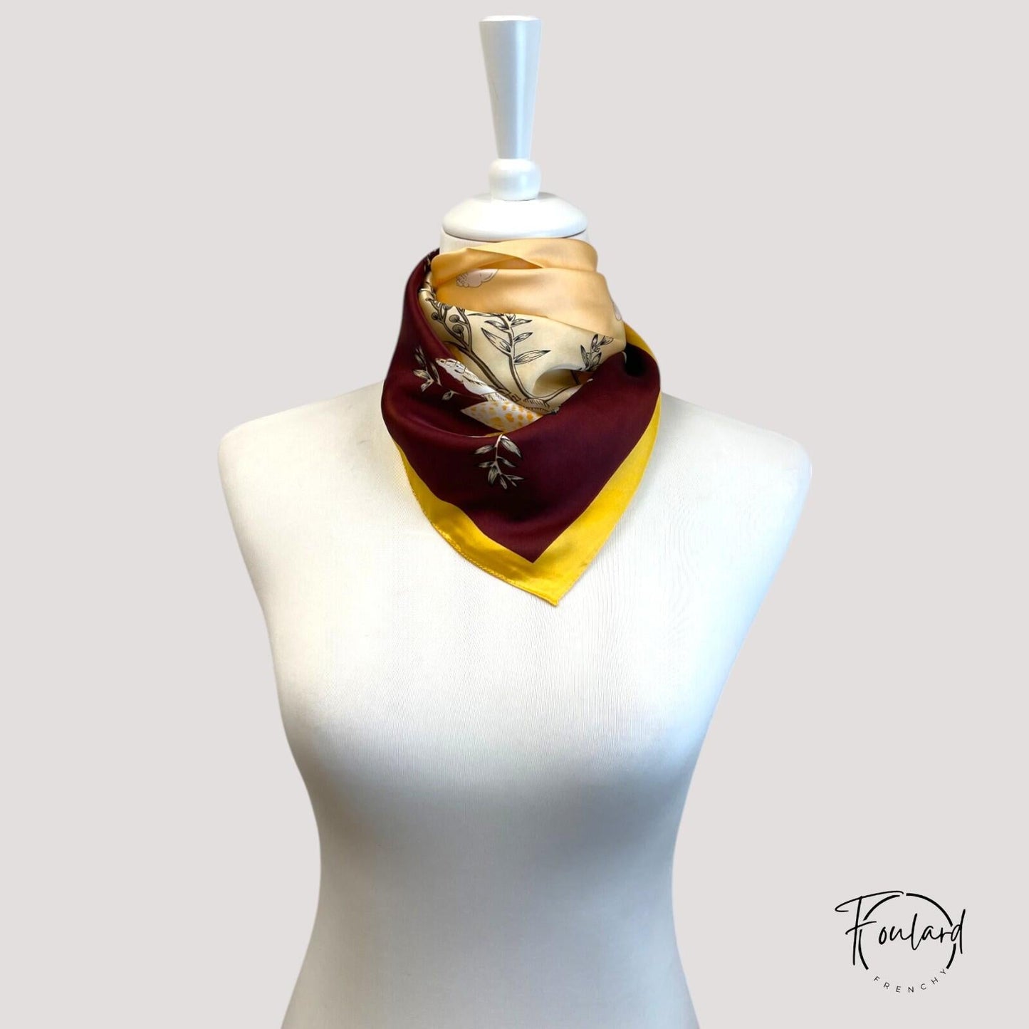 Foulard carré floral bordeaux avec liseré jaune vif