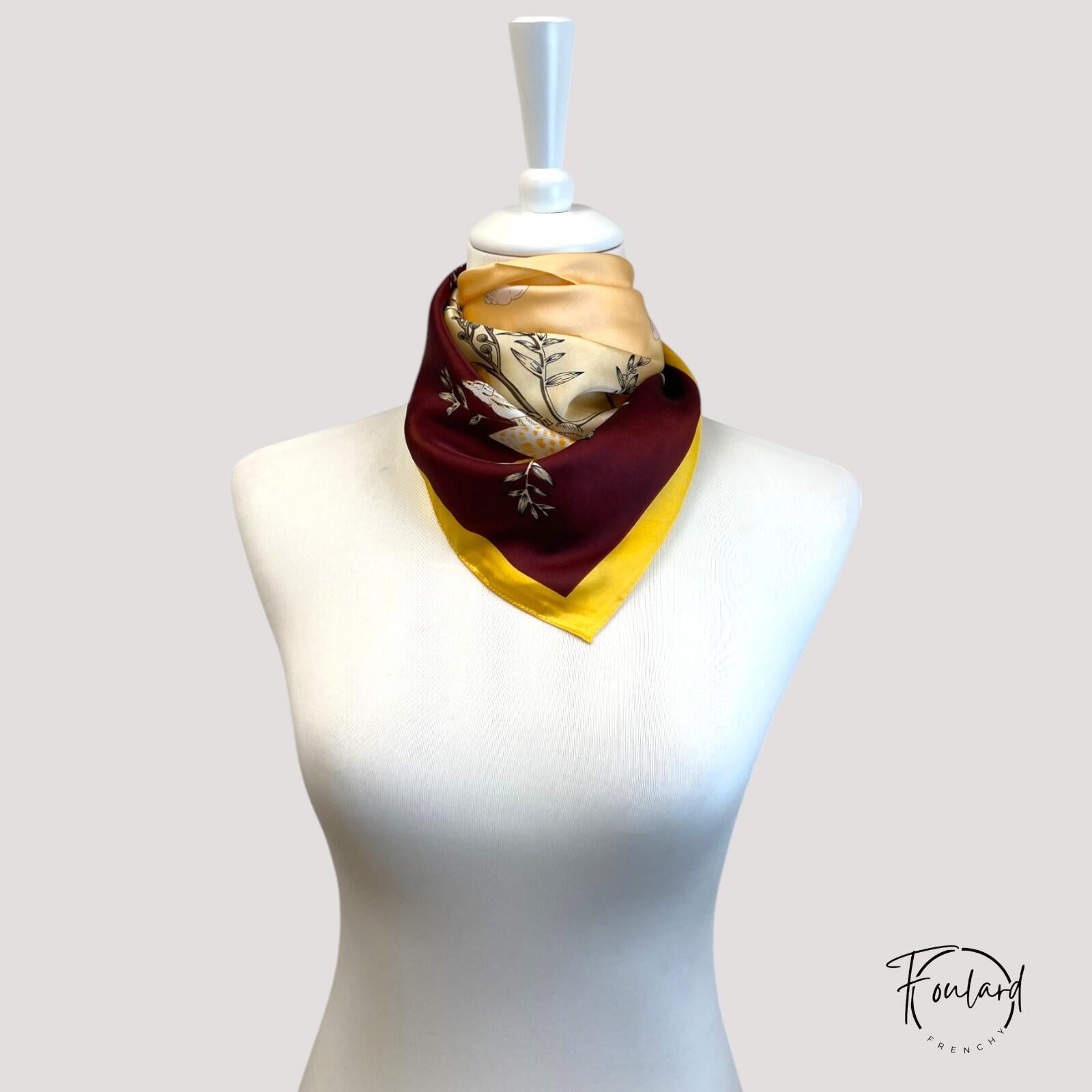 Foulard carré floral bordeaux avec liseré jaune vif