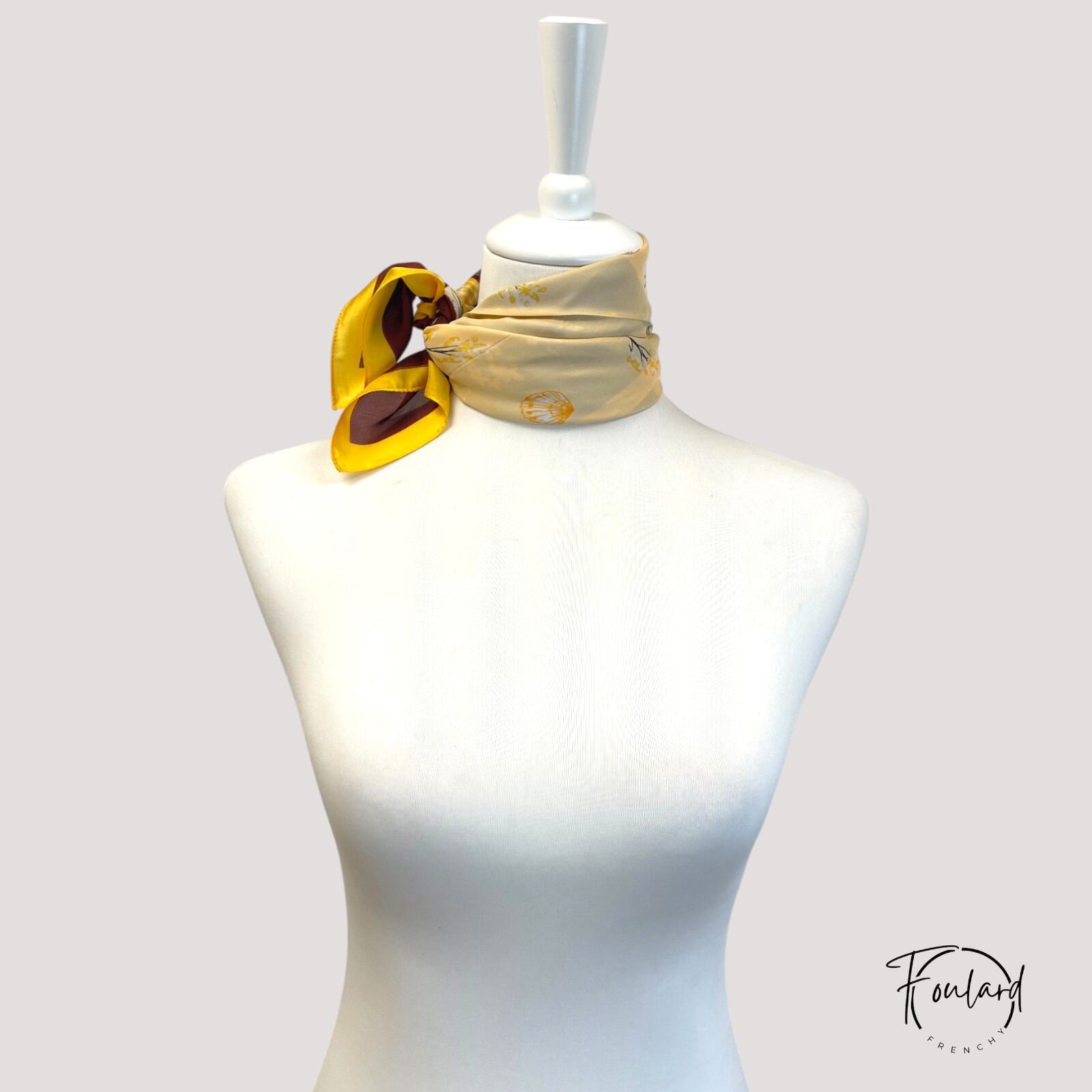 Vue rapprochée du foulard montrant les fleurs délicates