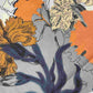 Foulard noué autour du cou, montrant les motifs floraux
