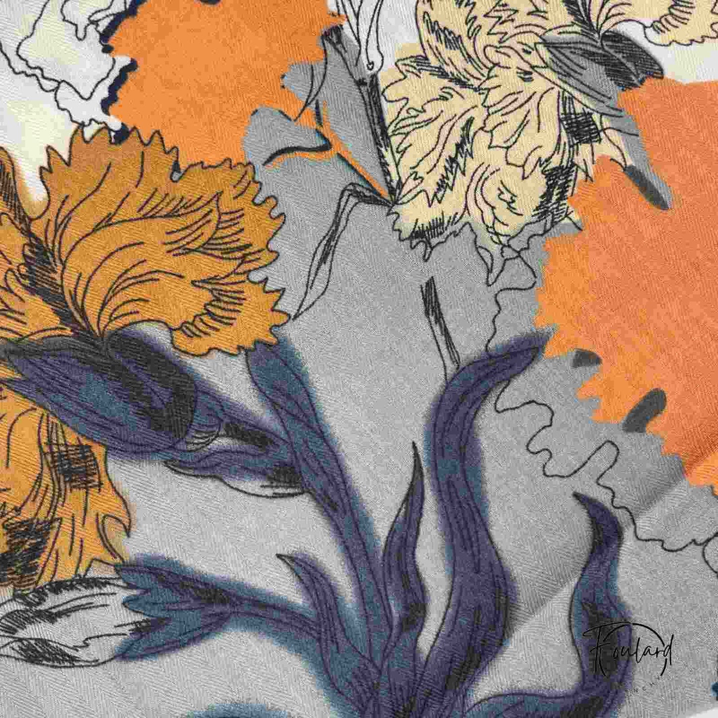 Foulard noué autour du cou, montrant les motifs floraux