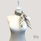 Foulard noué autour du cou, montrant motifs botaniques