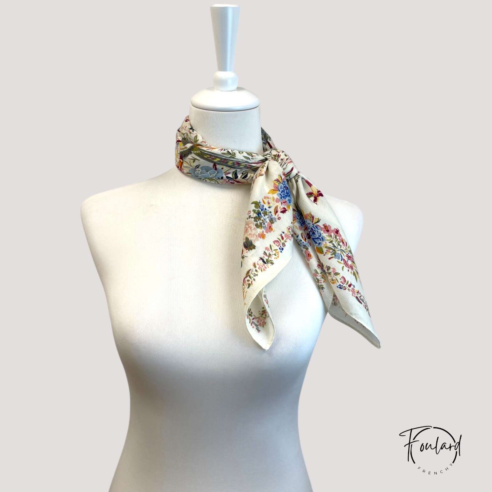 Foulard noué autour du cou, montrant motifs botaniques
