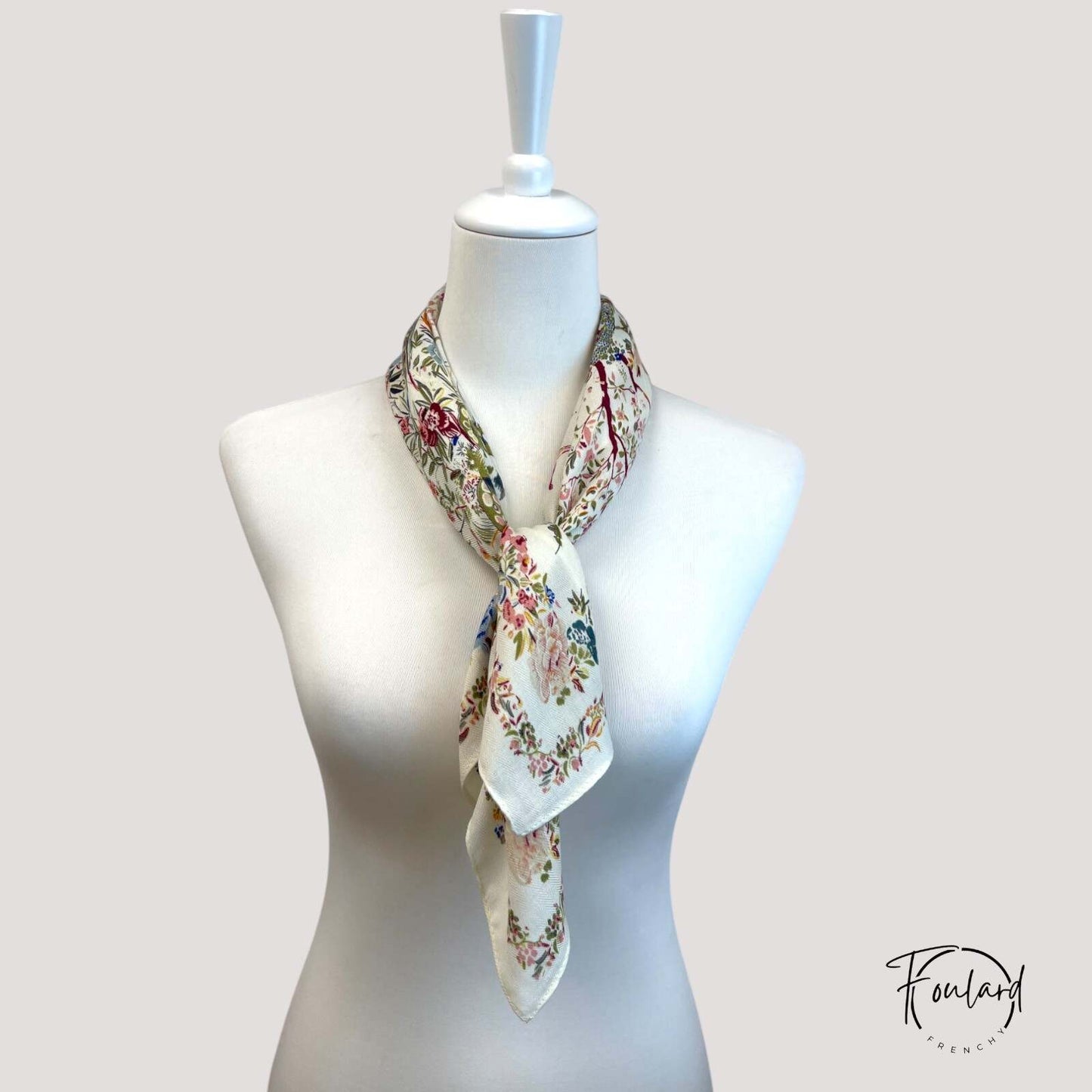 Détail de feuillage et fleurs sur fond crème du foulard