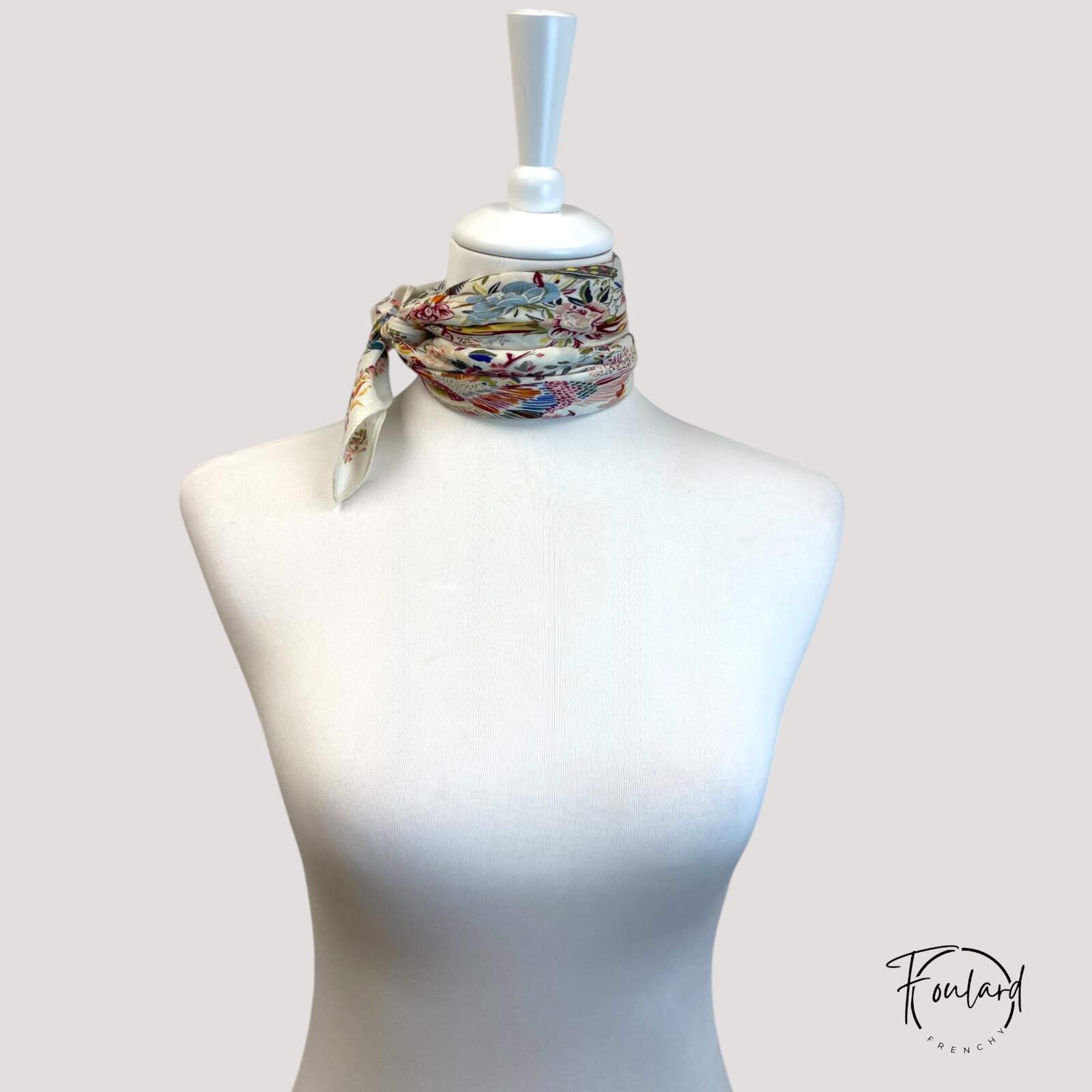 Foulard carré avec motifs floraux et oiseaux colorés