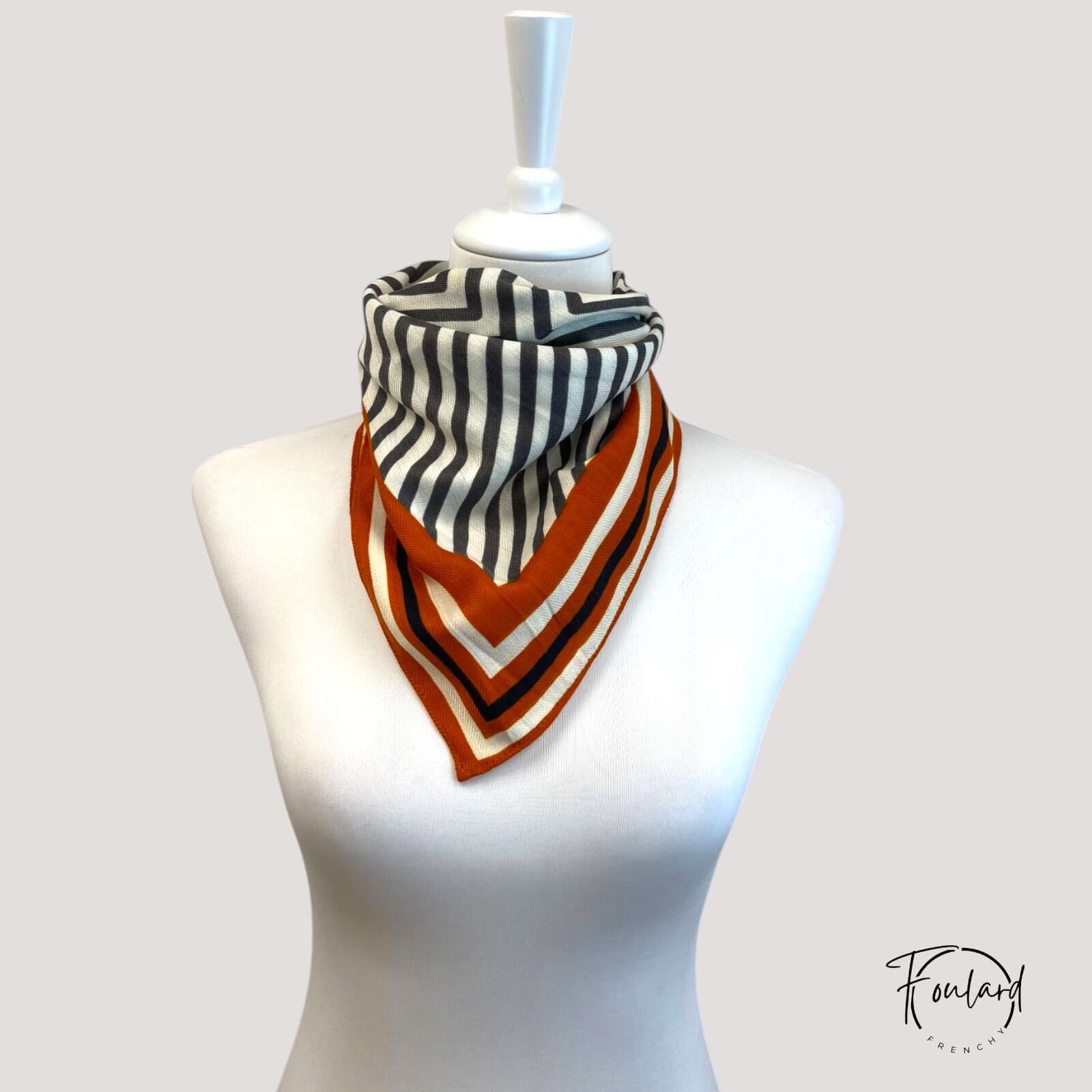 Foulard à rayures noires et crème avec bordure chevrons