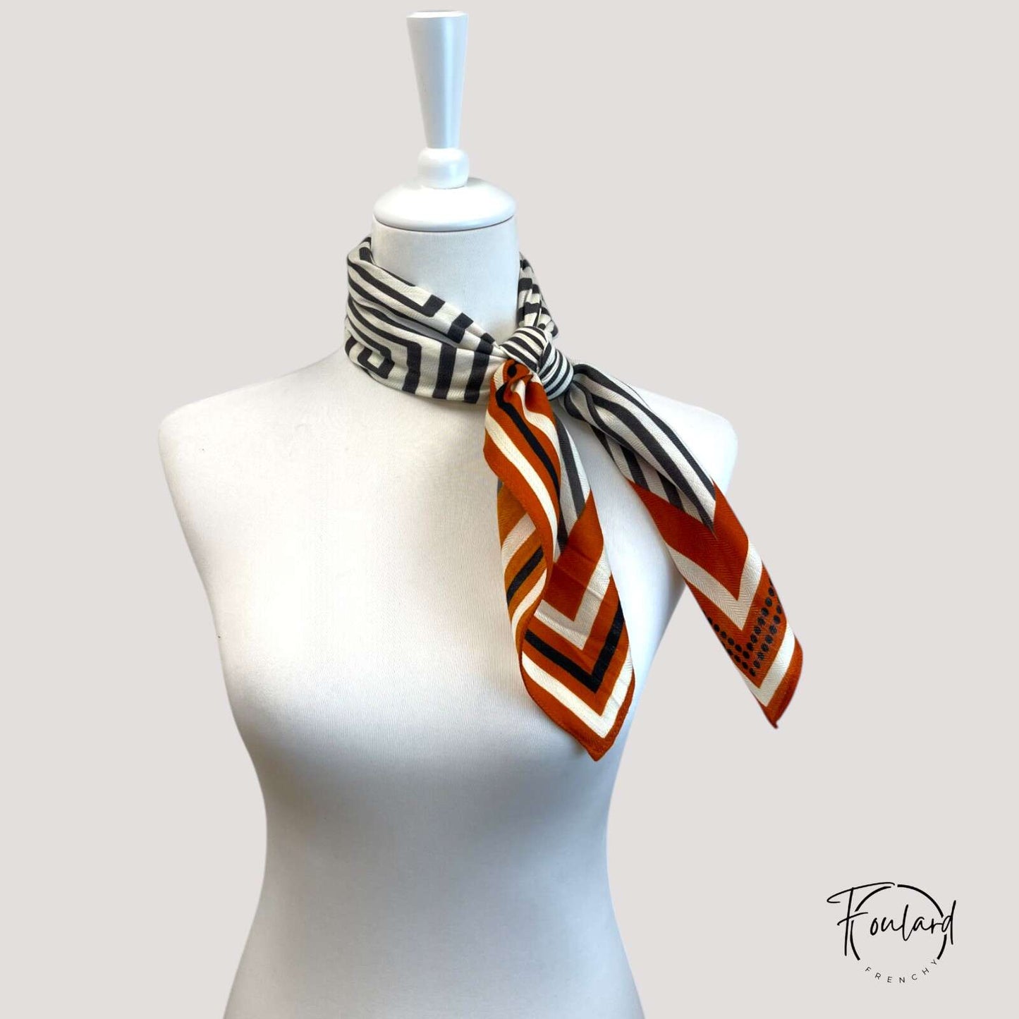 Détail du tissu polyester avec motifs rayures et chevrons
