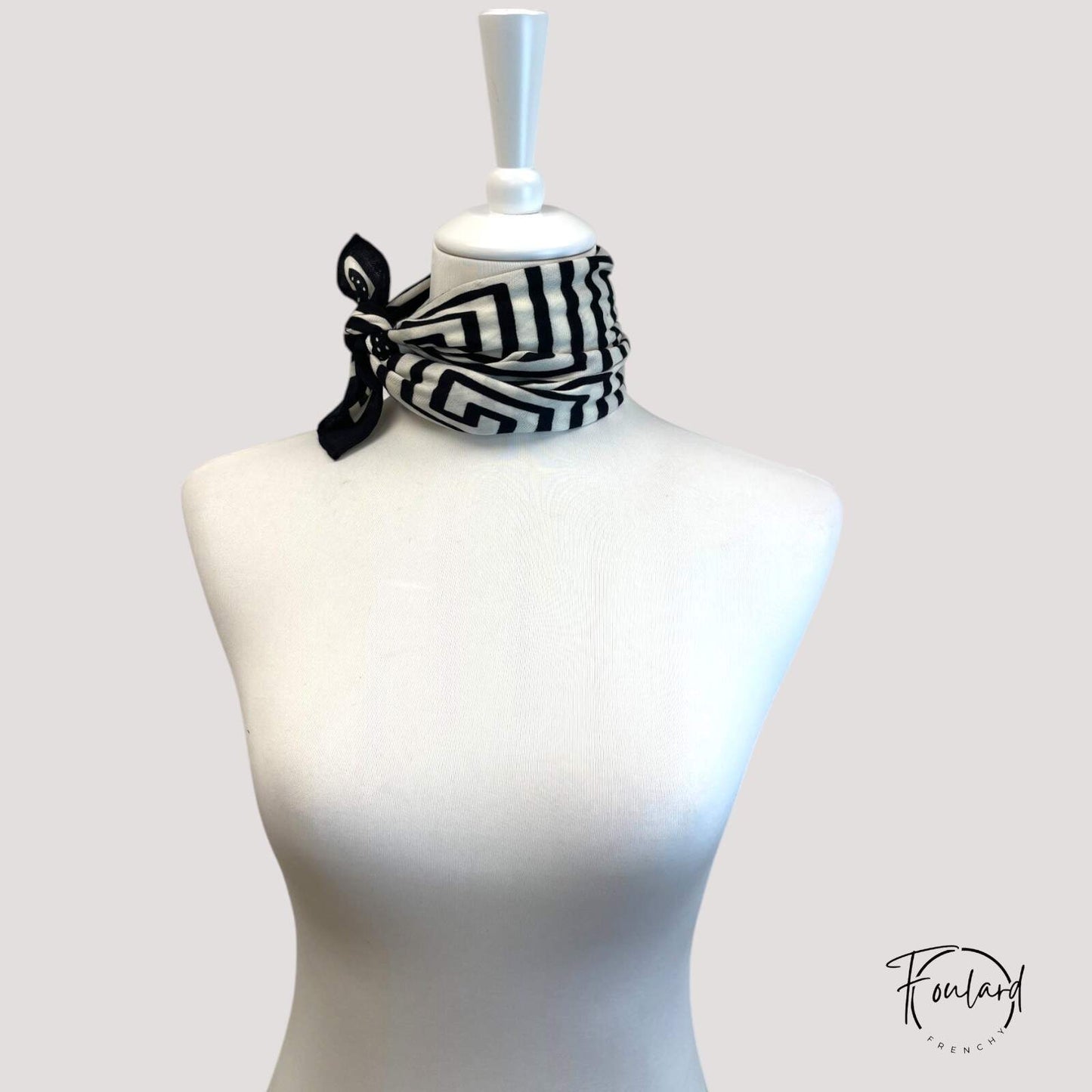 Détail des rayures et pointillés sur le bord du foulard