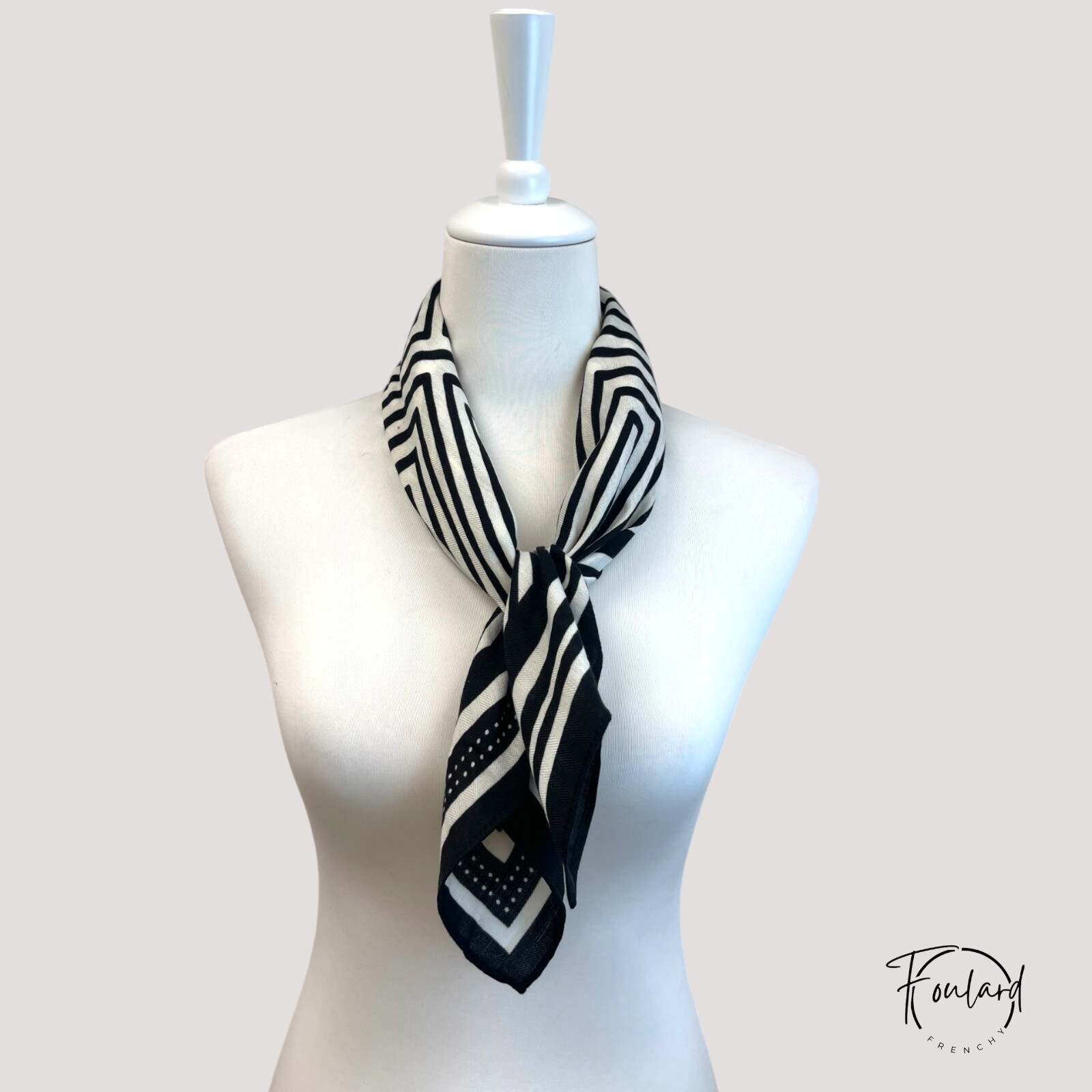 Vue d'ensemble du foulard, lignes noires sur fond blanc