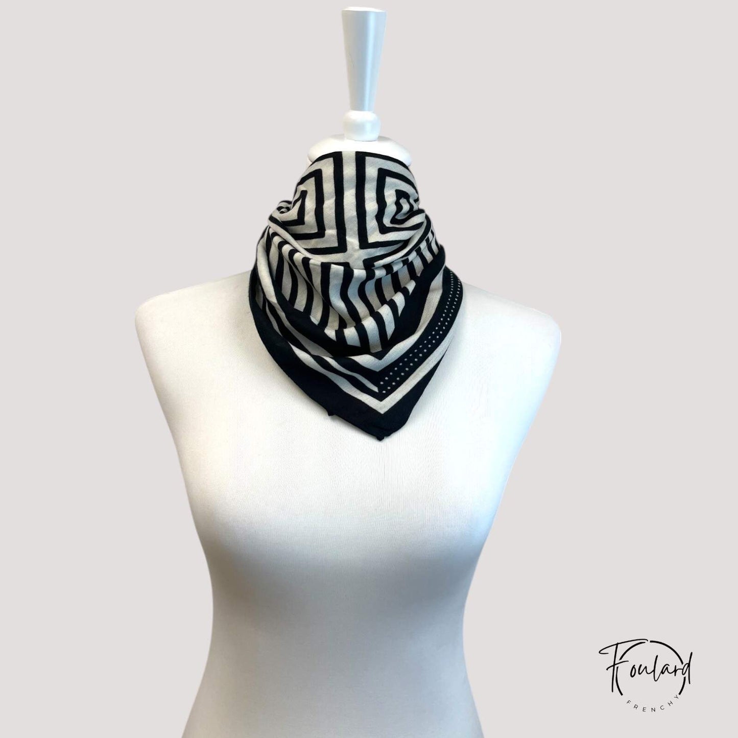 Foulard noir et blanc avec motif géométrique central