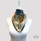 Foulard floral avec motifs ocre et rayures noires
