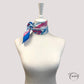 Foulard noué autour du cou, couleurs pastel et bleu