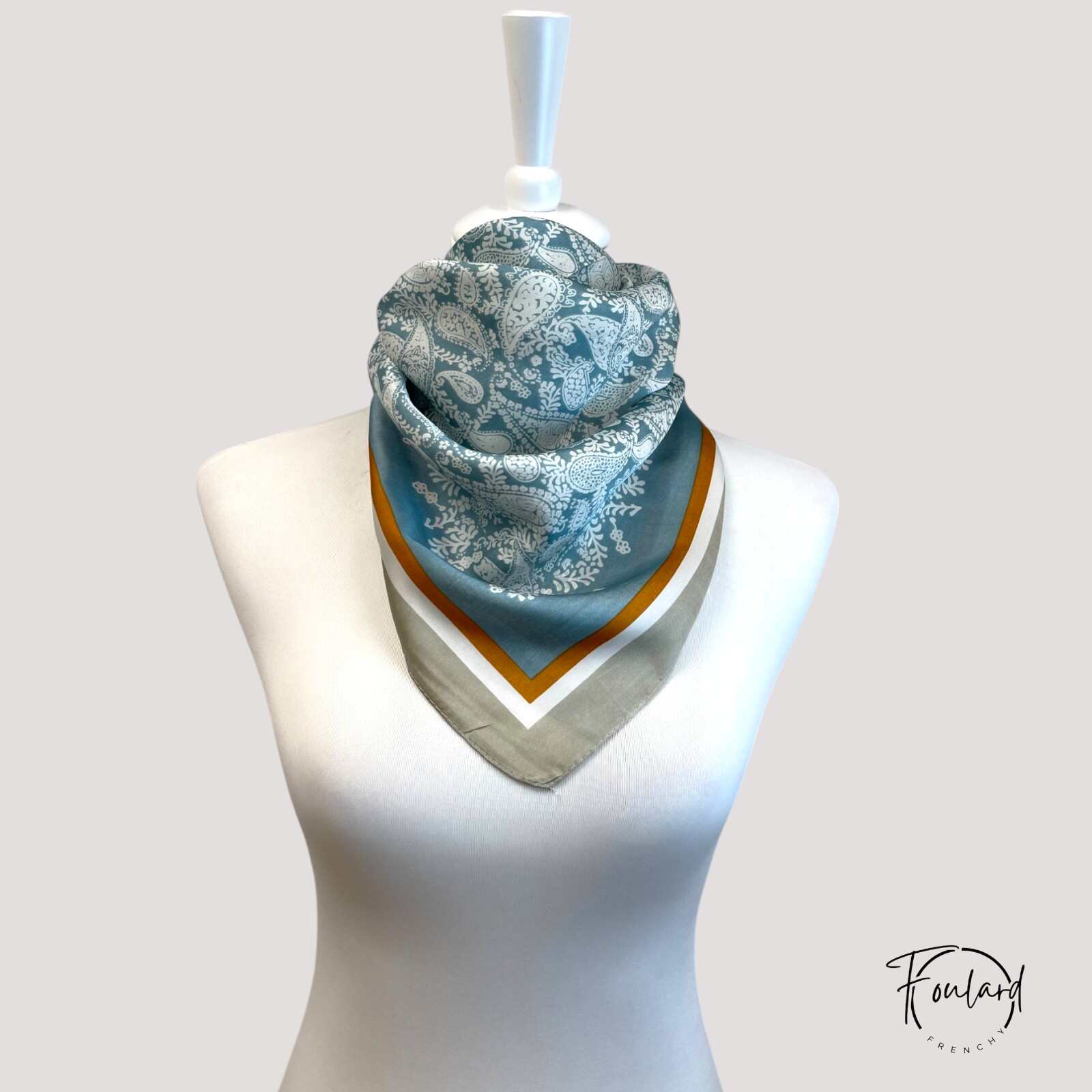 Détail du motif élégant du foulard vert pastel