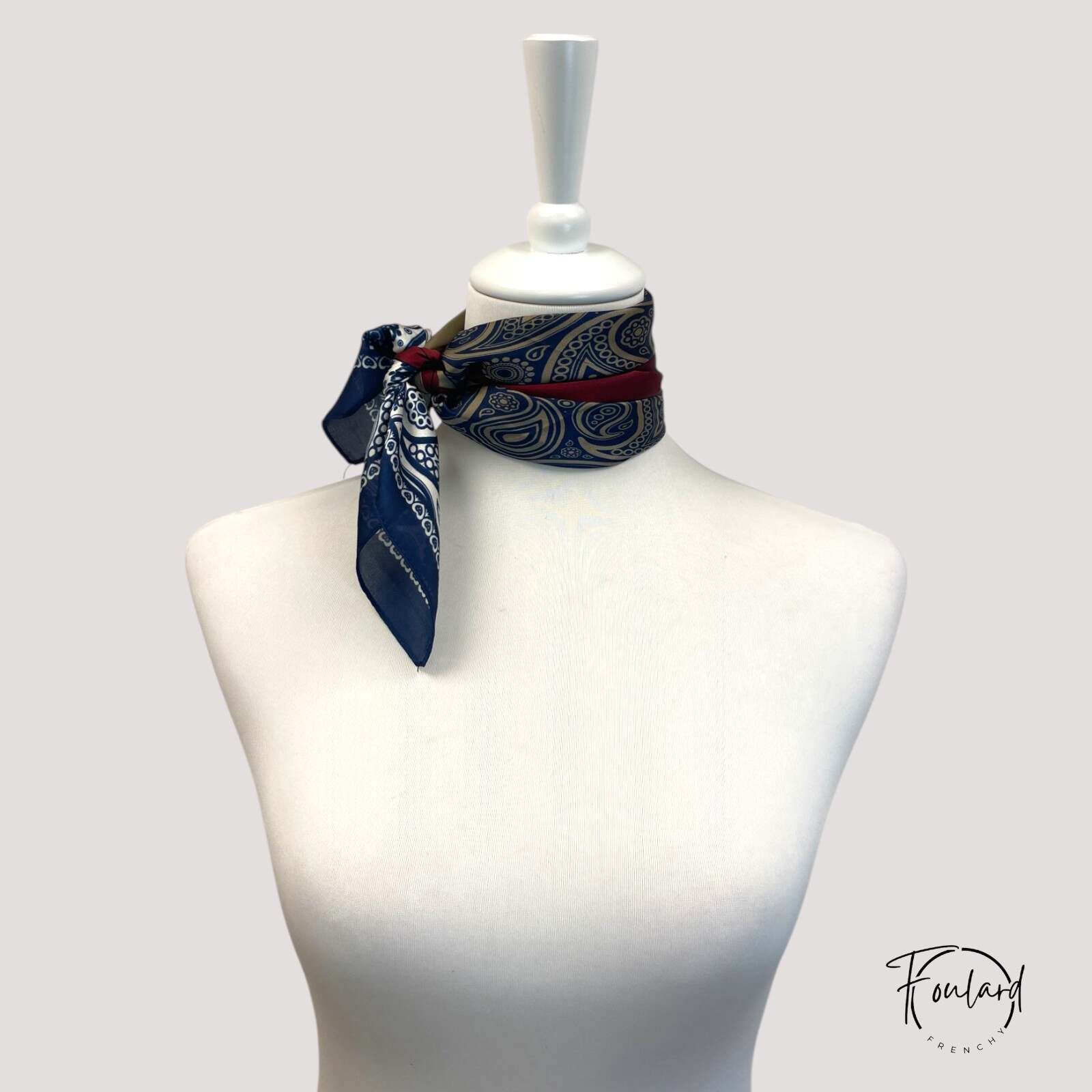 Vue d'ensemble du foulard carré, design graphique et structuré