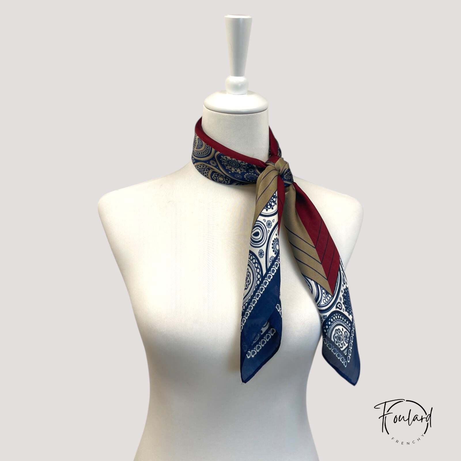 Foulard carré noué en bandeau, motifs et couleurs élégants