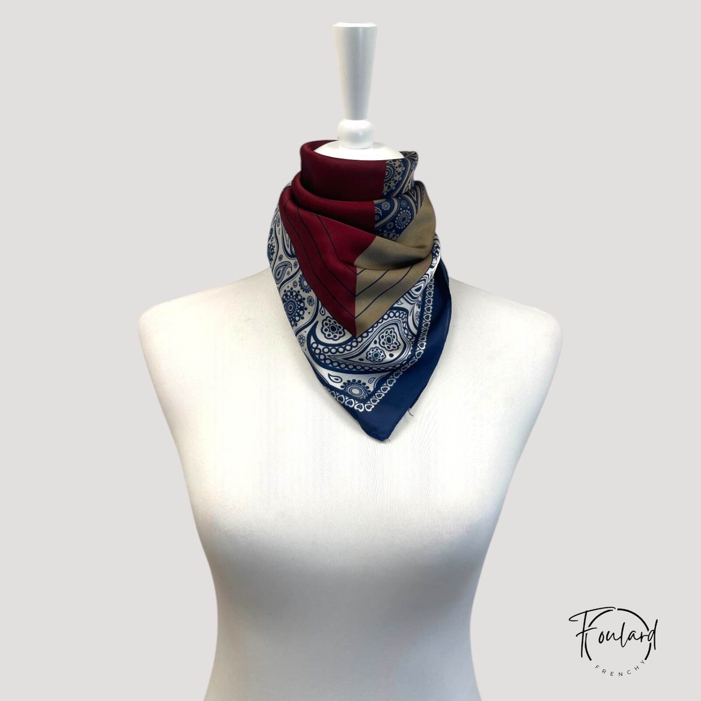 Foulard carré avec motifs bandana et couleurs bleu, bordeaux, beige