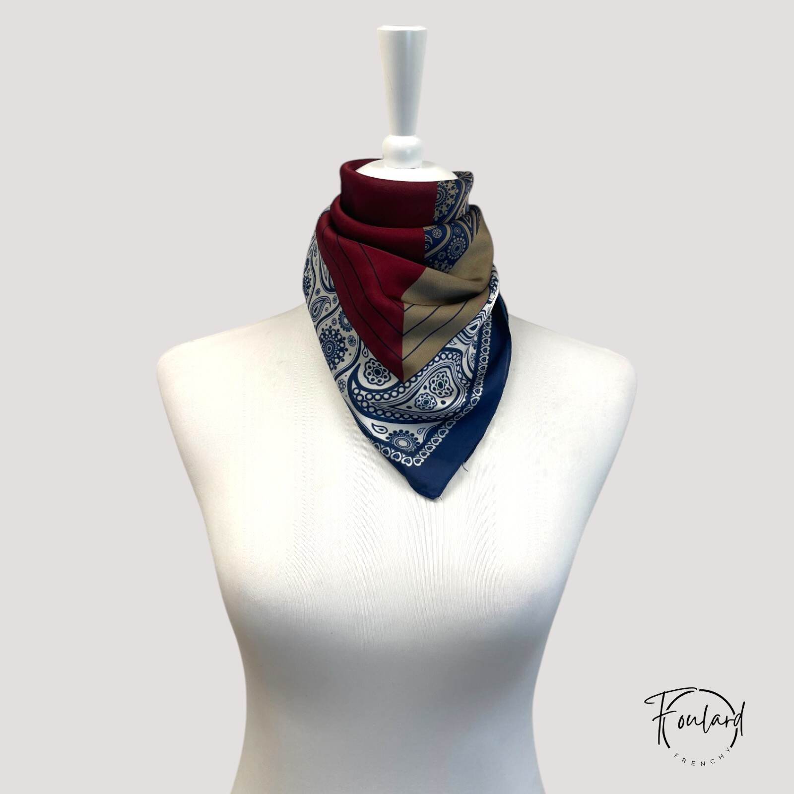 Foulard carré avec motifs bandana et couleurs bleu, bordeaux, beige