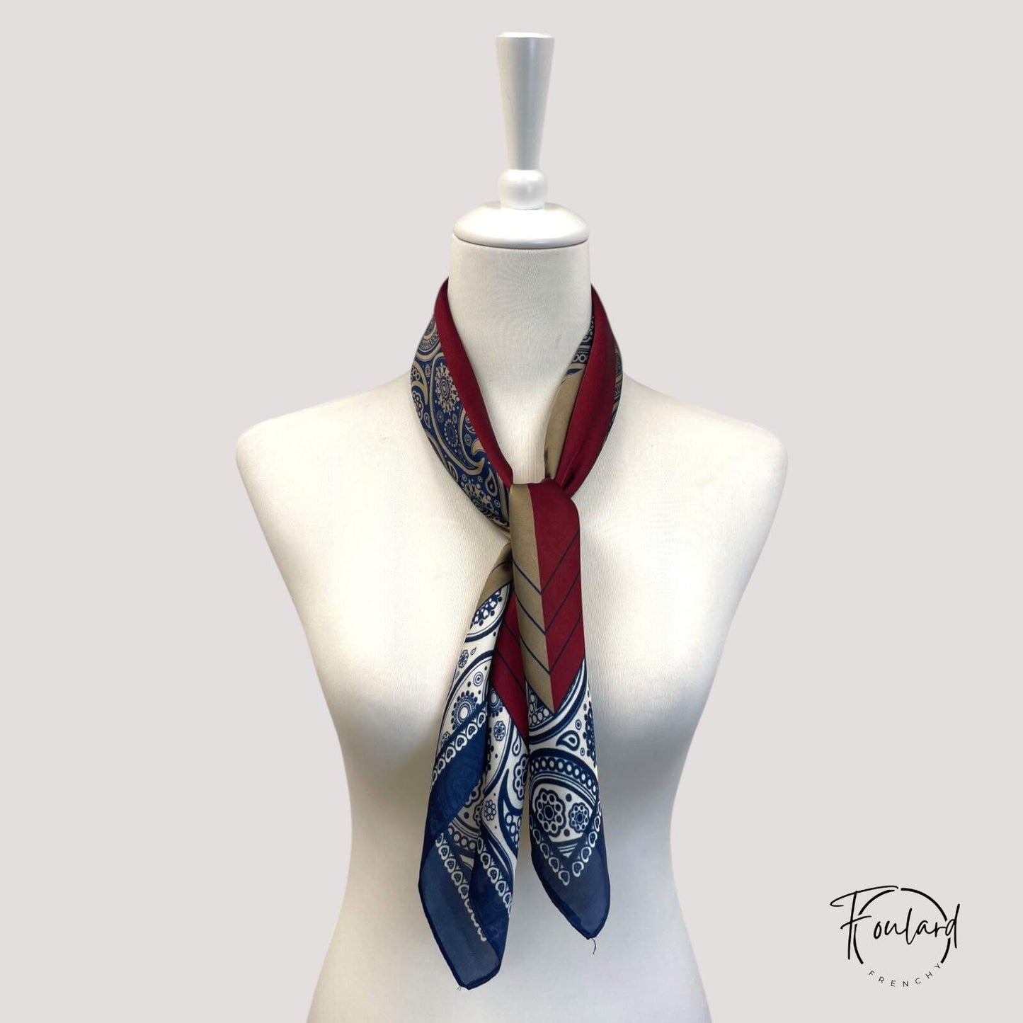 Détail du motif paisley sur foulard carré coloré