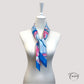 Vue rapprochée du motif fluide et coloré du foulard