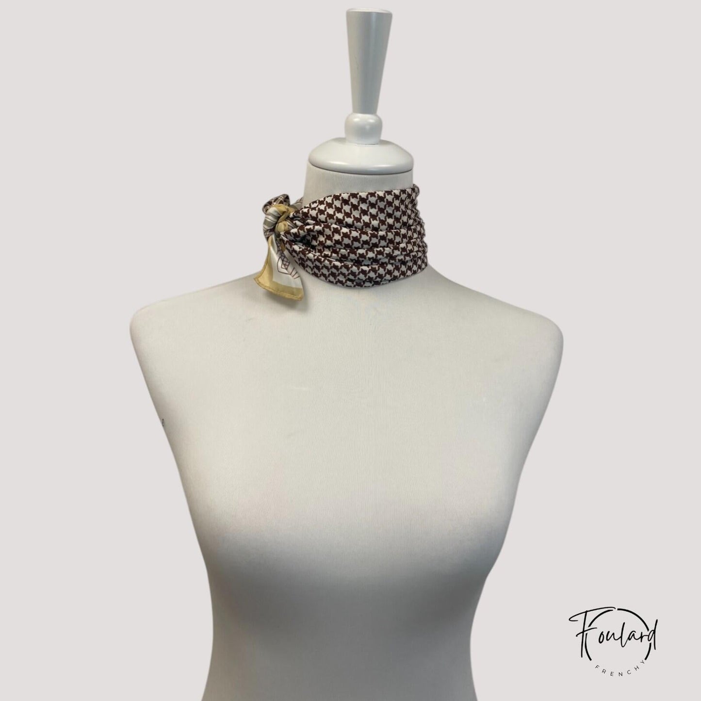 Vue rapprochée de la texture douce du foulard en polyester