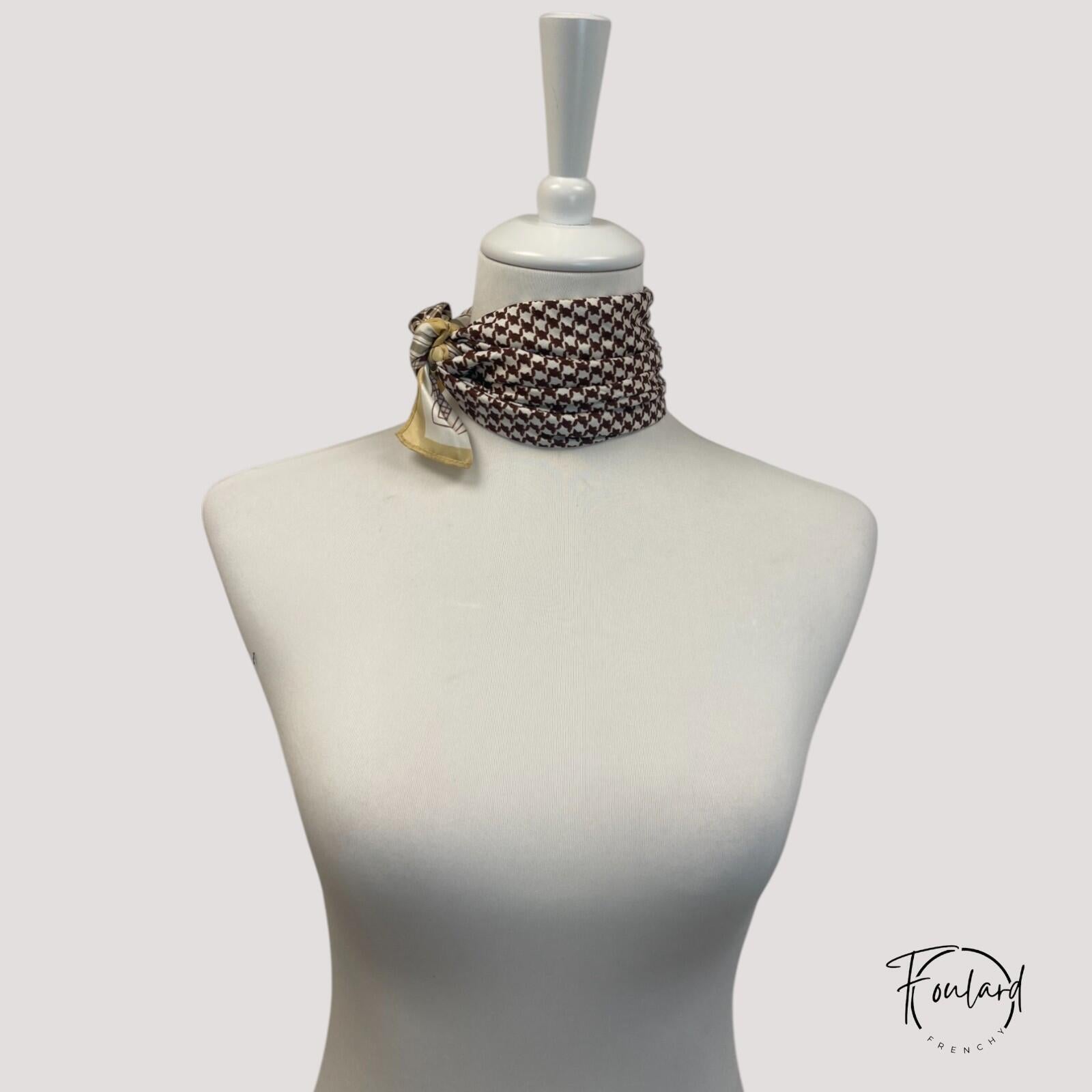 Vue rapprochée de la texture douce du foulard en polyester