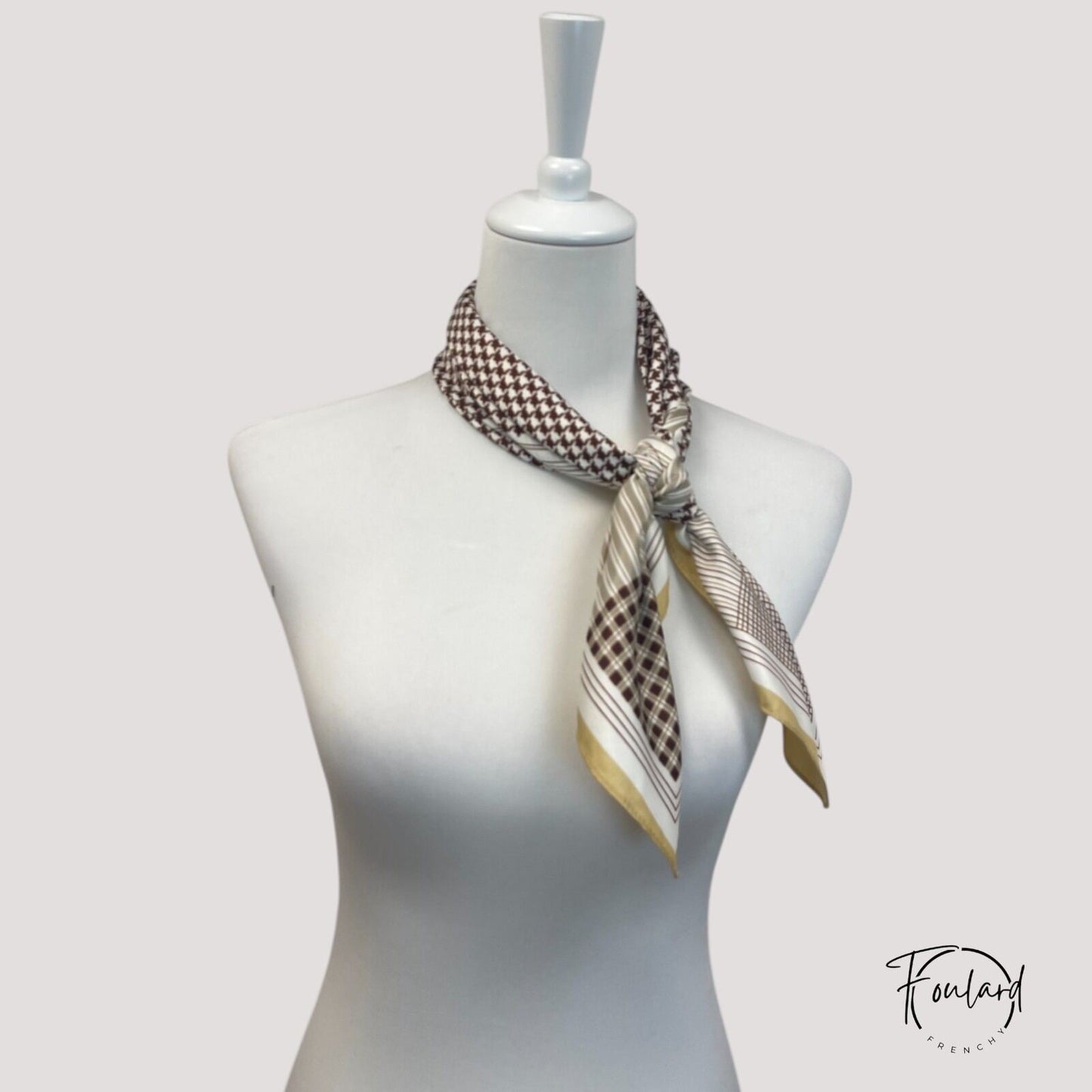 Foulard noué autour du cou, montrant sa fluidité et élégance
