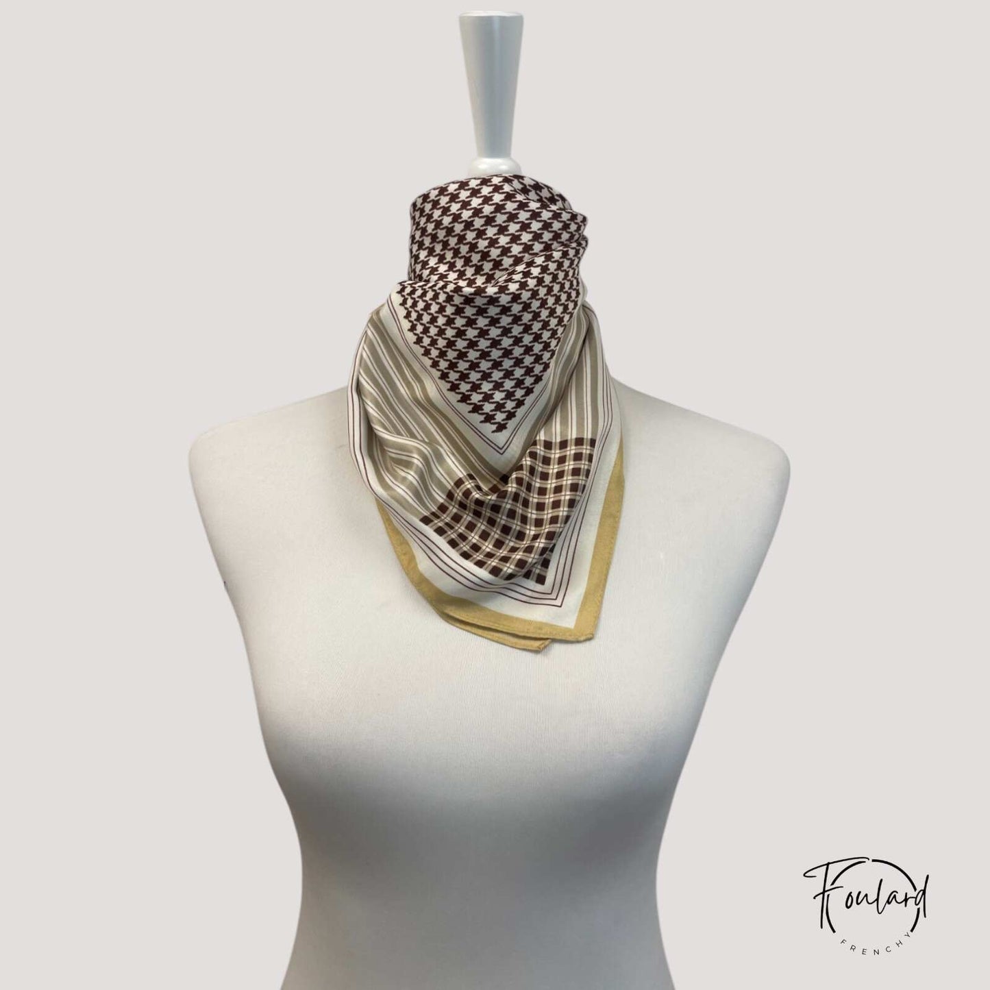 Foulard carré avec motifs géométriques dorés et bordure lumineuse