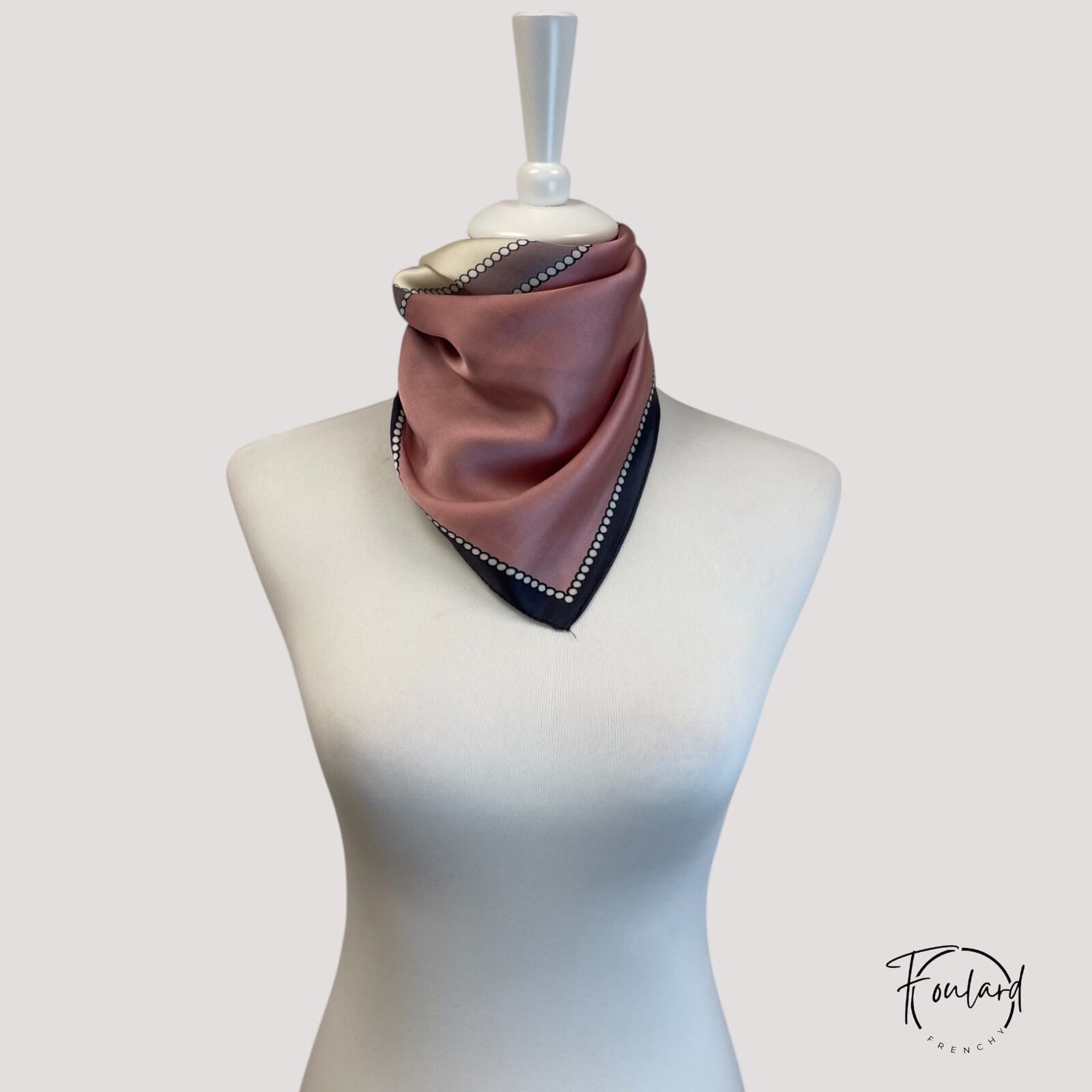 Foulard carré rose et bleu avec bordure à pois blancs