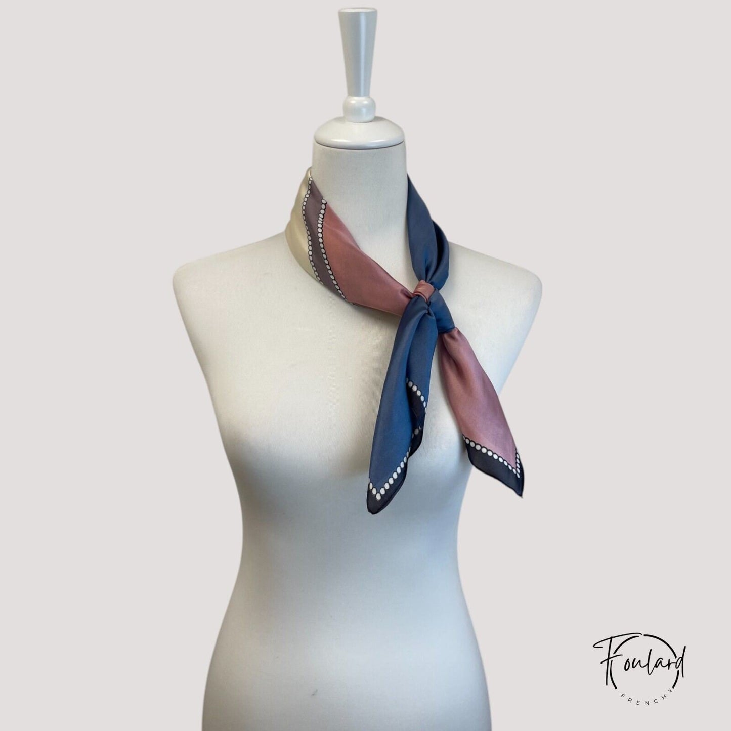 Foulard noué, montrant contraste des couleurs et pois