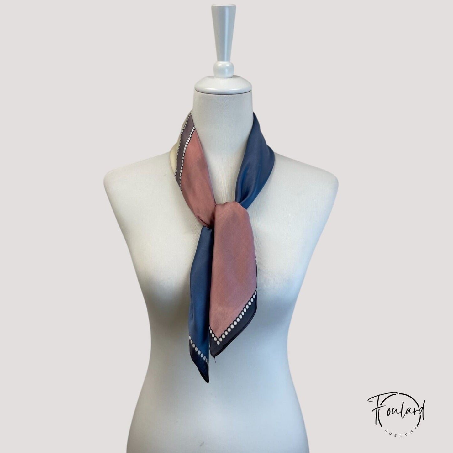 Détail de la bordure rétro à pois blancs du foulard