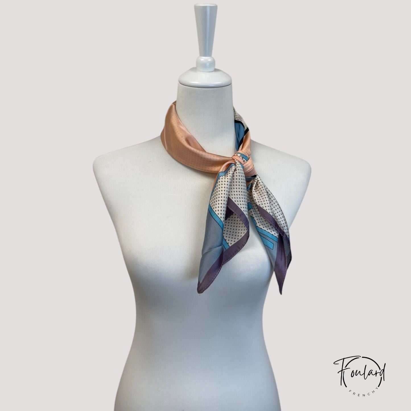Motif graphique pastel sur foulard carré, texture fluide