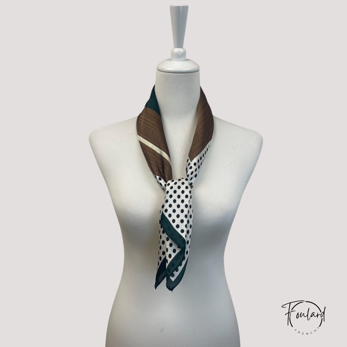 Détail du liseré vert foncé sur le foulard chic