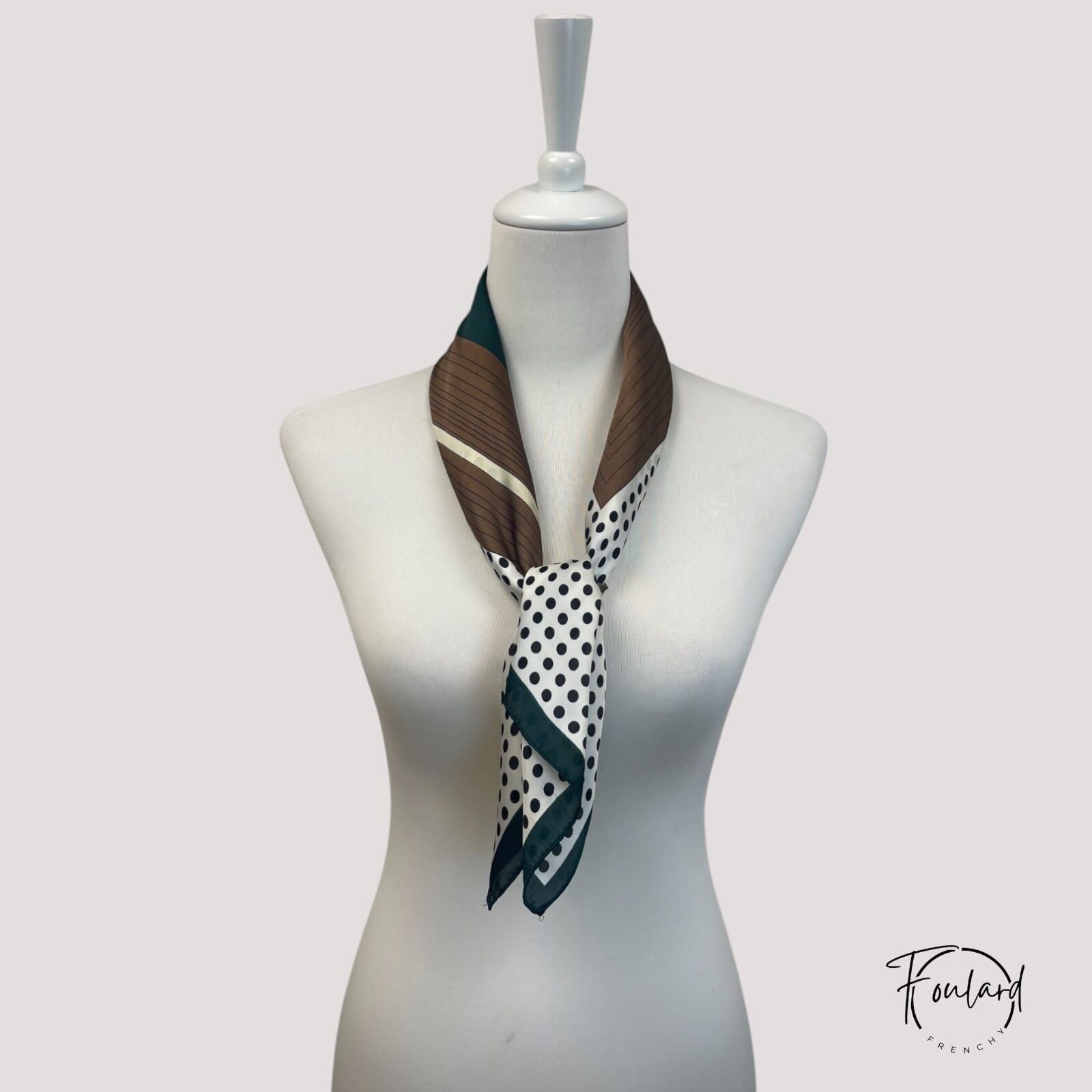 Détail du liseré vert foncé sur le foulard chic