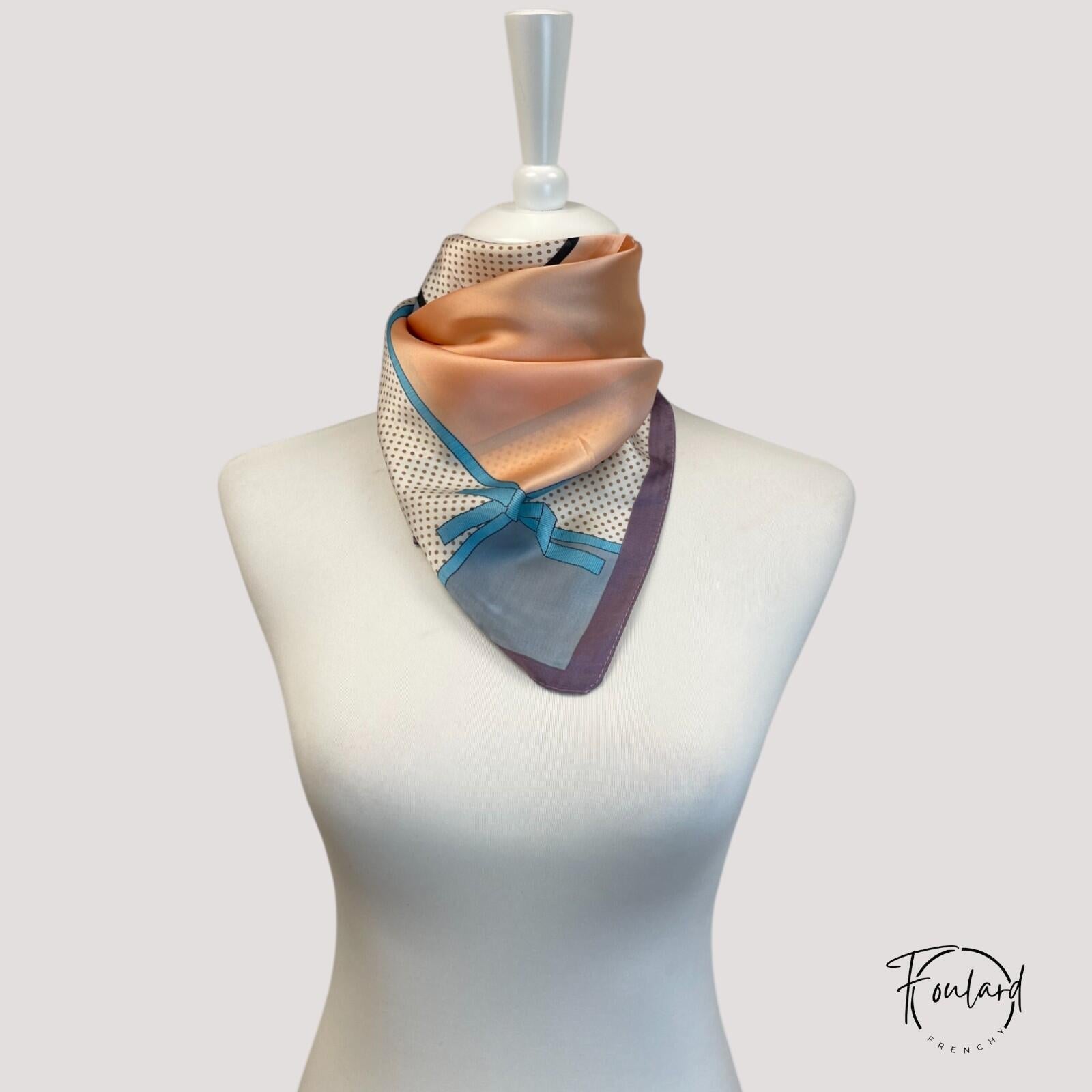 Foulard carré pastel avec nœud turquoise et pois marron
