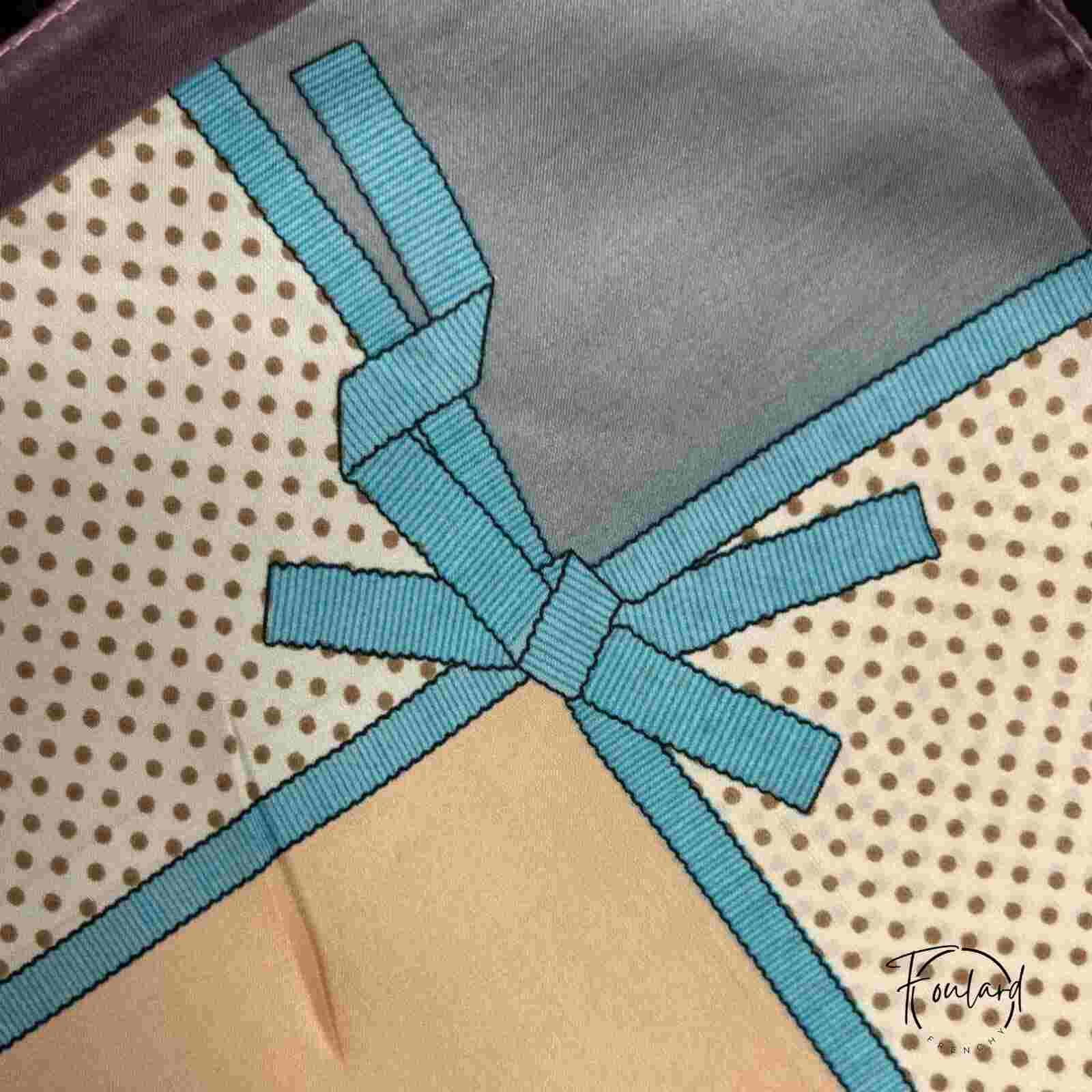 Foulard en polyester soyeux, motifs graphiques et pois