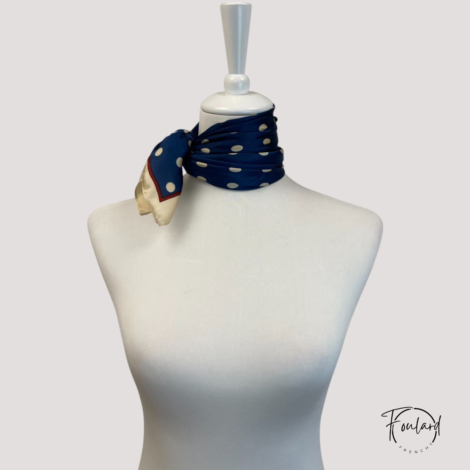 Vue d'ensemble du foulard carré avec motifs rétro