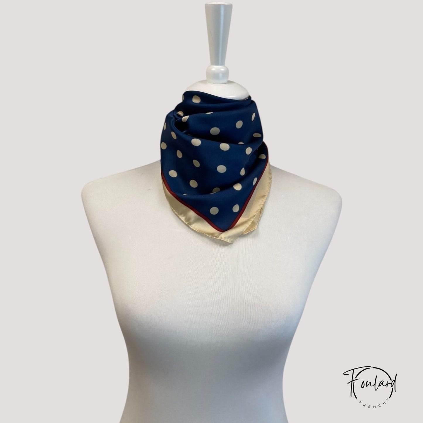 Foulard carré bleu marine à pois crème et bordure rouge