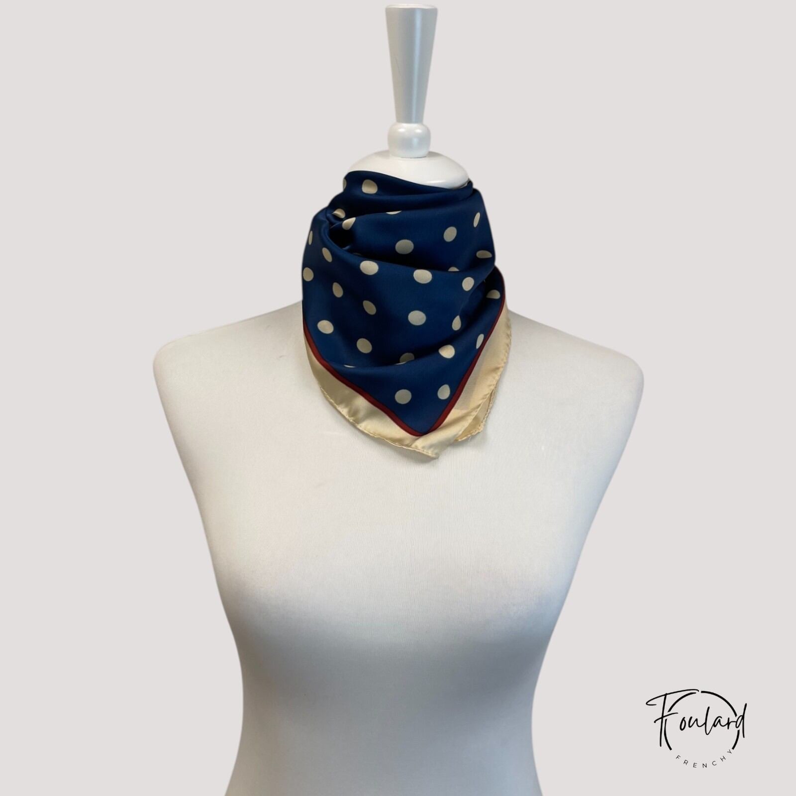 Foulard carré bleu marine à pois crème et bordure rouge