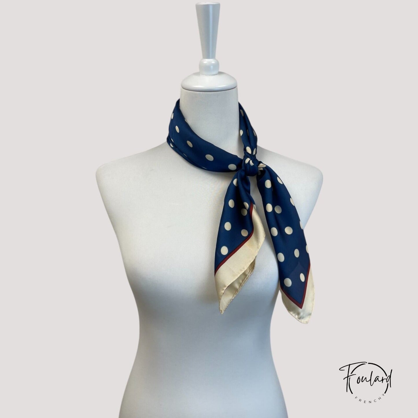 Détail de la bordure contrastée rouge et beige du foulard