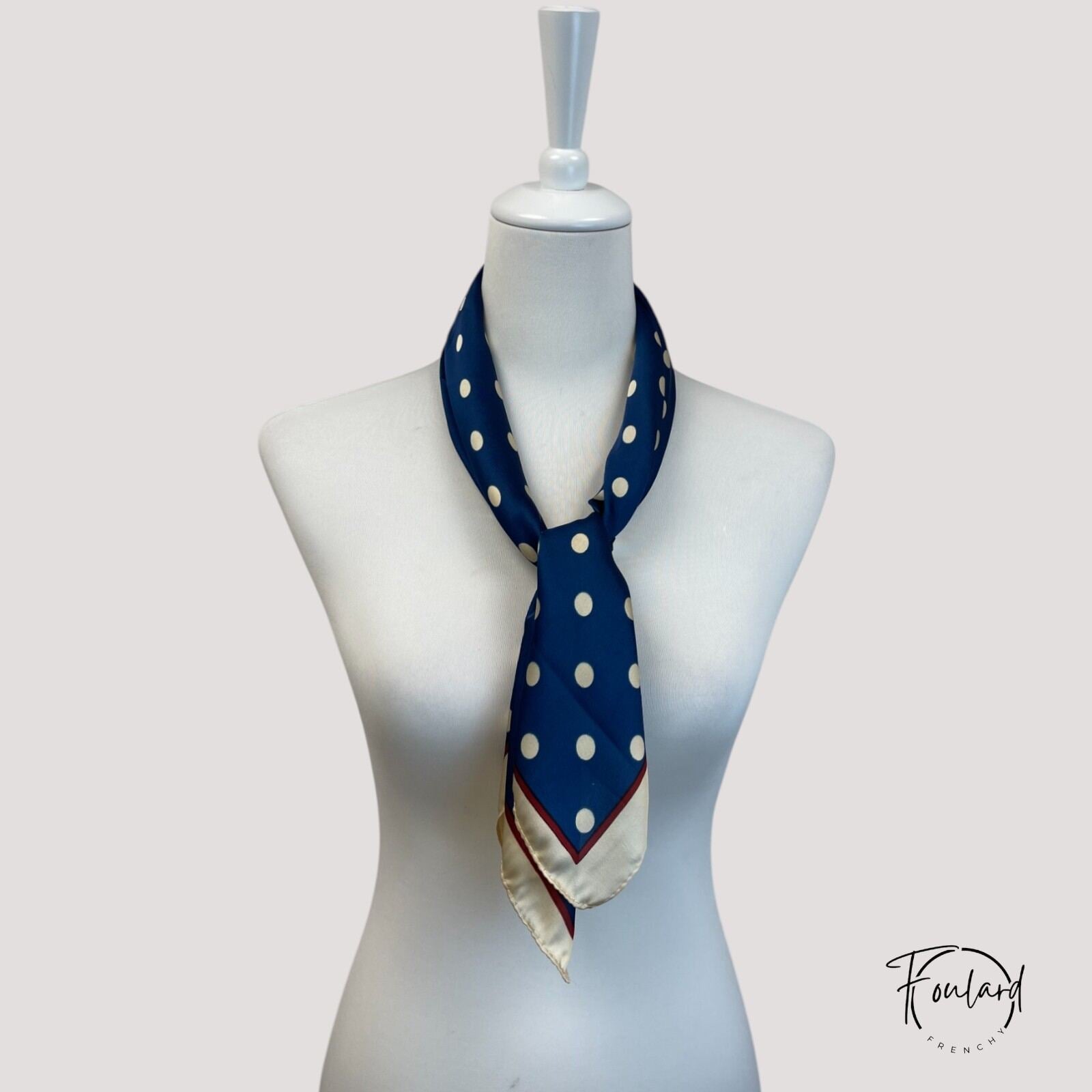 Zoom sur les pois crème et bordure beige du foulard