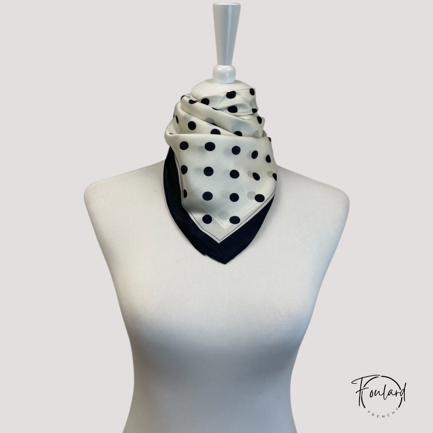 Foulard carré à pois noirs sur fond blanc cassé
