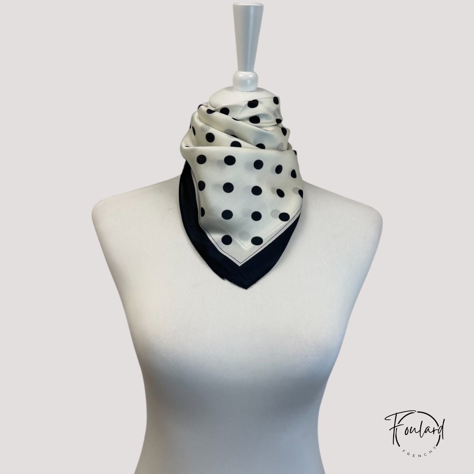 Foulard carré à pois noirs sur fond blanc cassé
