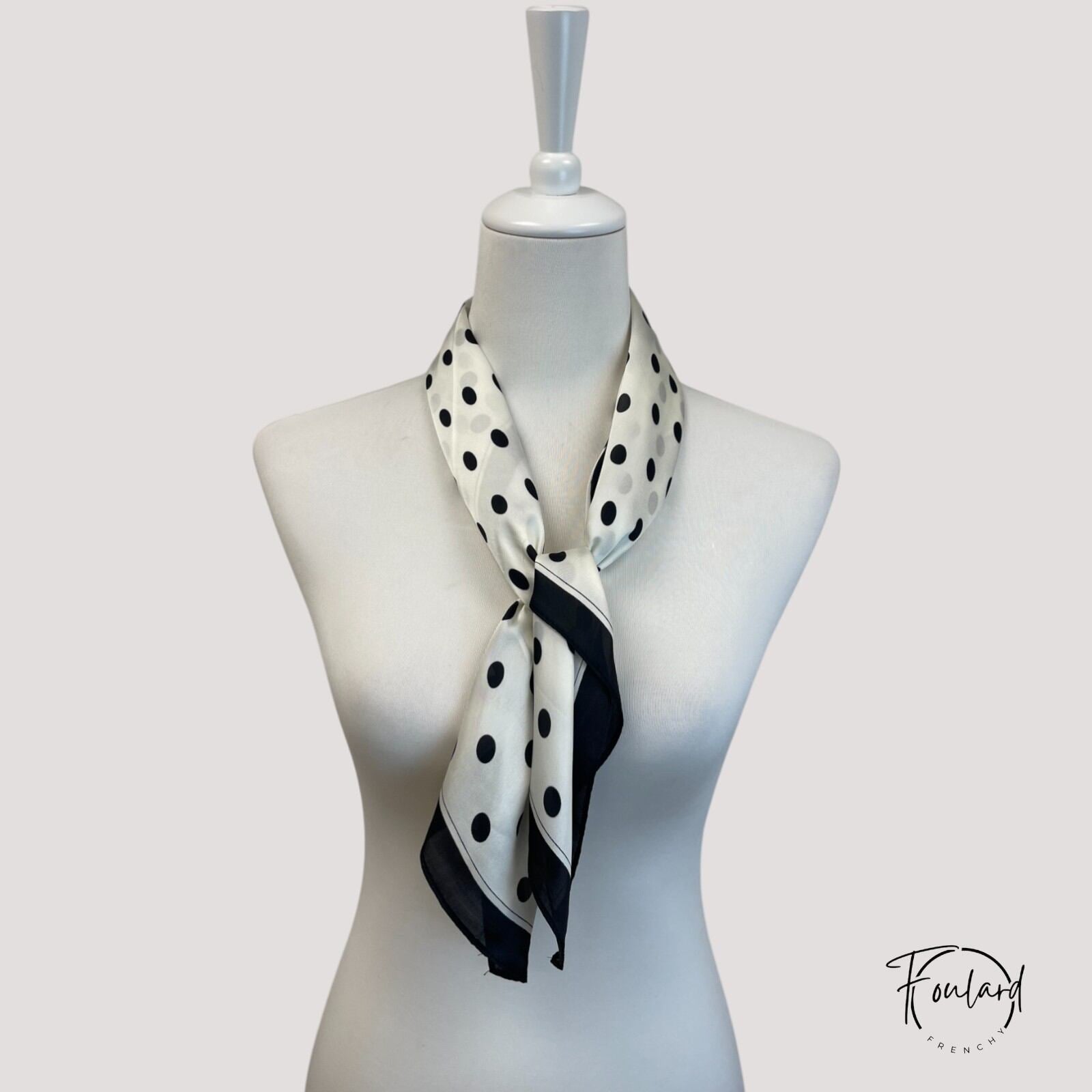 Détail de la bordure noire raffinée du foulard