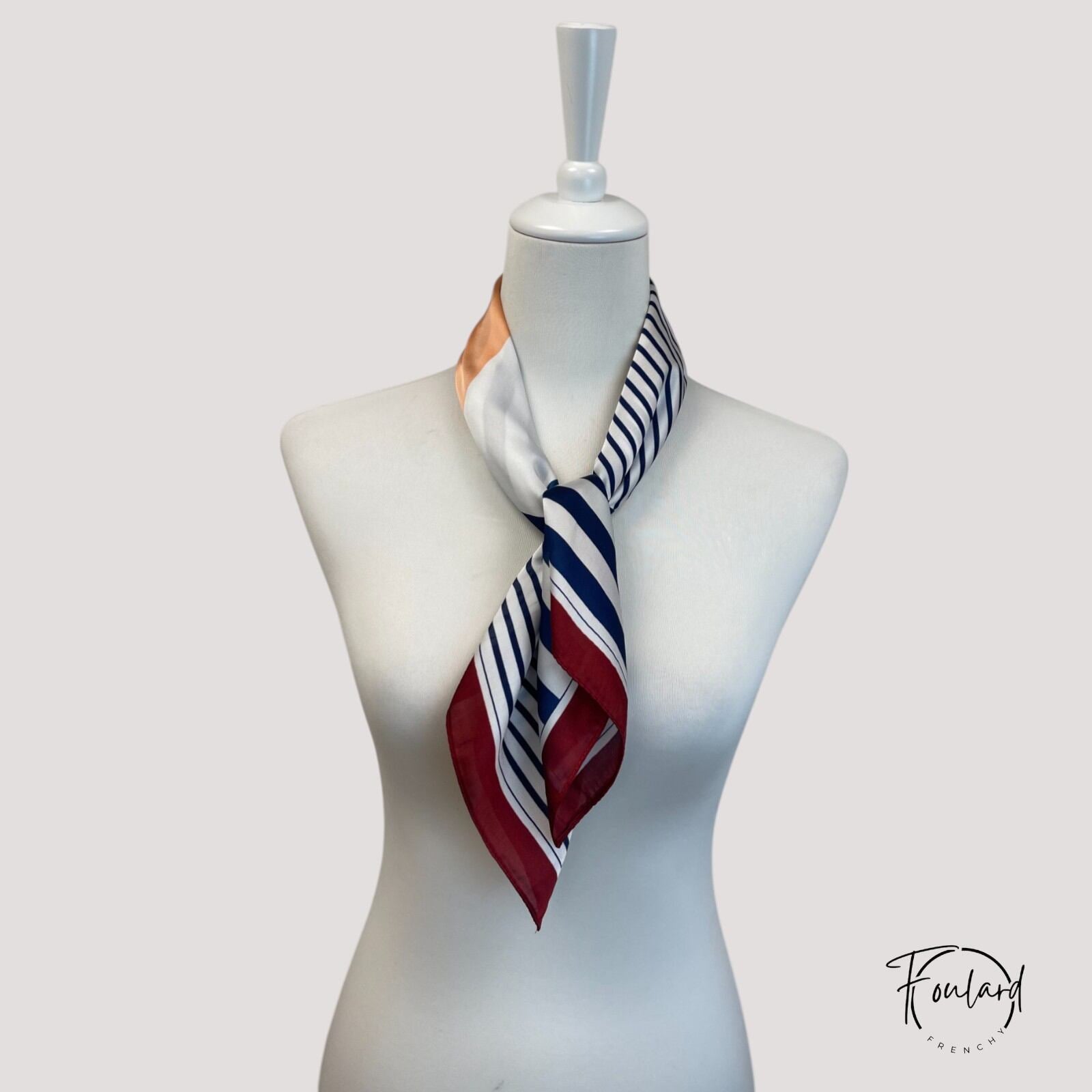 Détail du foulard montrant le contraste des couleurs élégantes