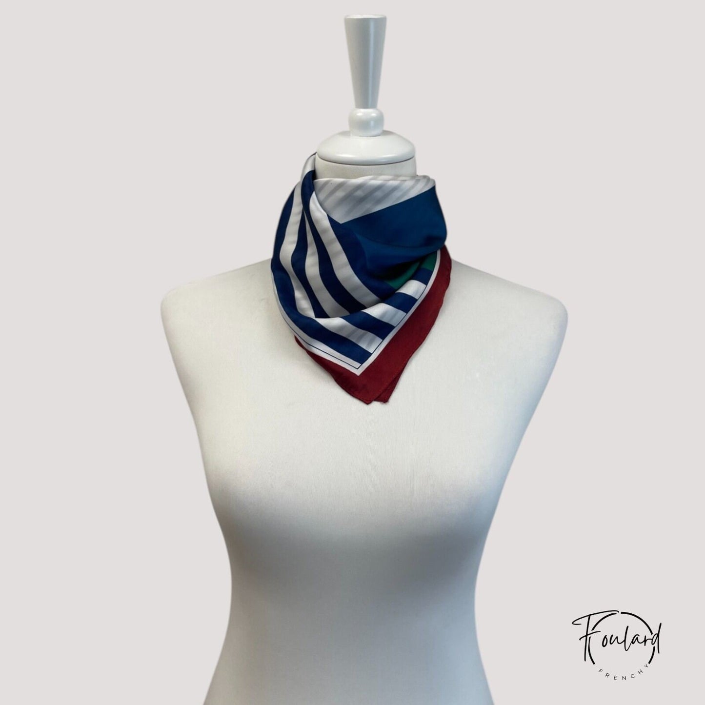 Foulard carré avec rayures marines et aplats bordeaux