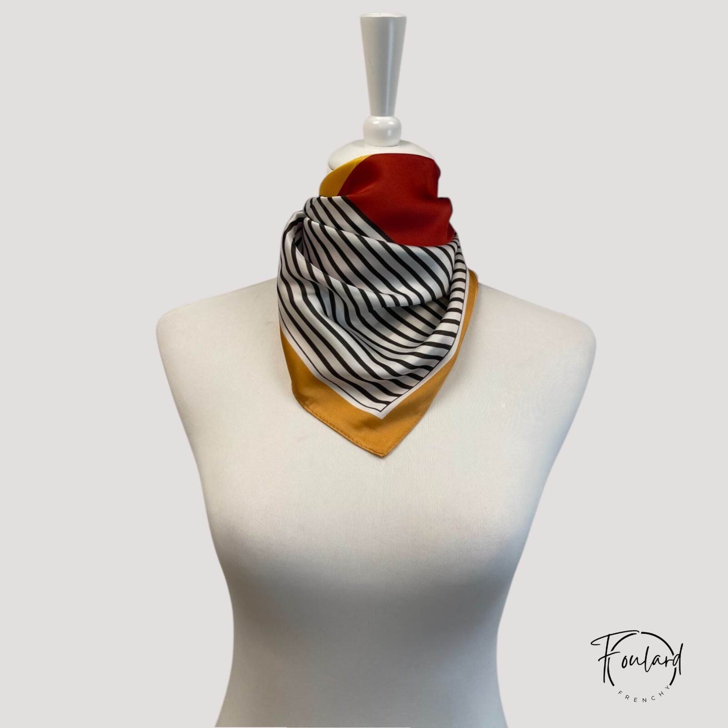 Foulard carré rayé noir et blanc avec touches colorées