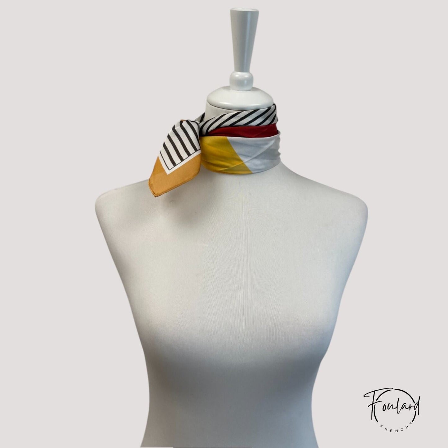 Vue de côté du foulard en polyester soyeux coloré